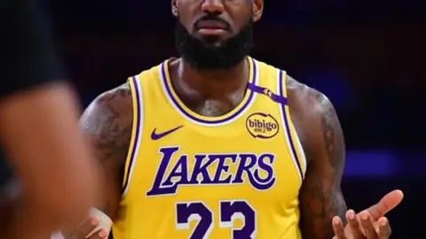 12日WTT香港巅峰对决半程速递：王楚钦冲击四冠王，仅剩两战即可问鼎！